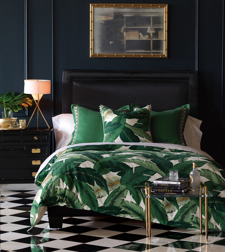 chambre à coucher sombre textile imprimé de feuillage exotique linge de lit