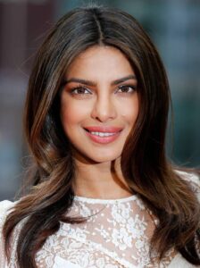 cheveux foncés mèches caramélisées Priyanka Chopra
