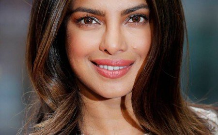 cheveux foncés mèches caramélisées Priyanka Chopra