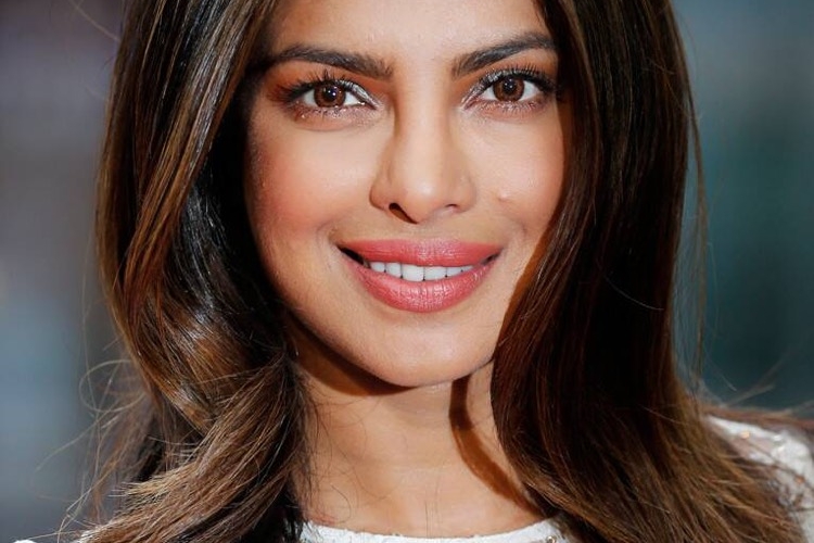 cheveux foncés mèches caramélisées Priyanka Chopra