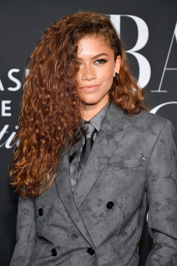 coloration spicy ginger Zendaya cheveux longs boucles