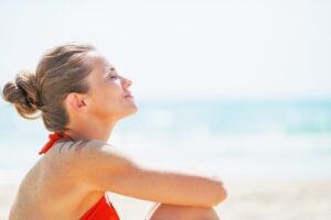 comment adapter sa peau au soleil pour eviter les demangeaisons