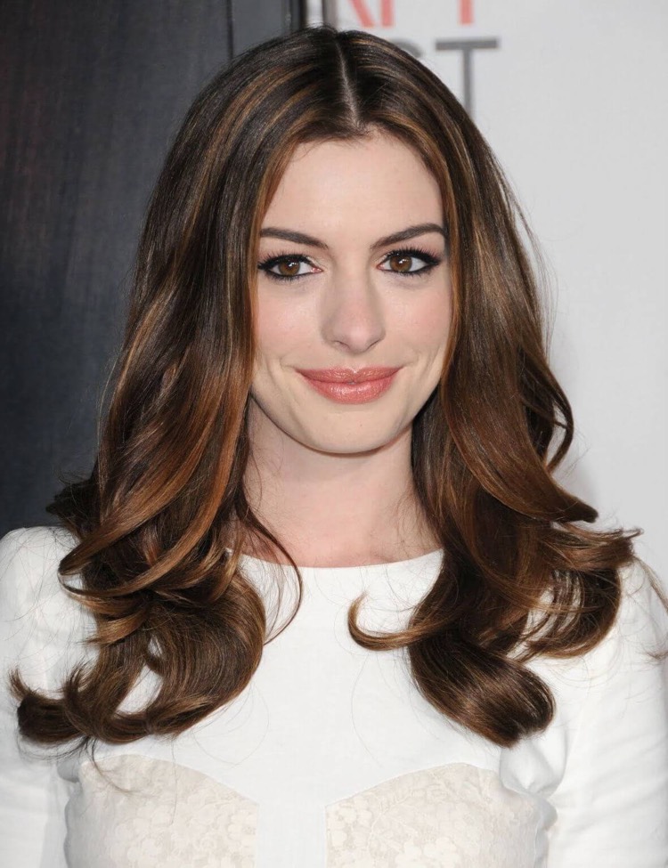 couleur cheveux ete 2020 brun froid meches caramel Anne Hathaway
