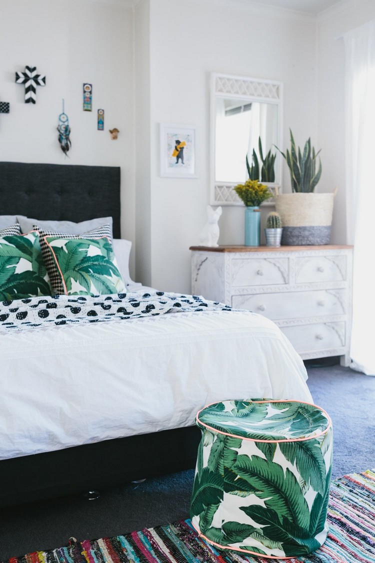 coussins décoratifs à motifs tropicaux repose-pied assorti déco chambre à coucher blanche