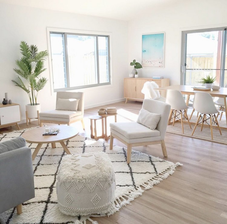 décoration bord de mer salon moderne meubles blancs plantes tropicales