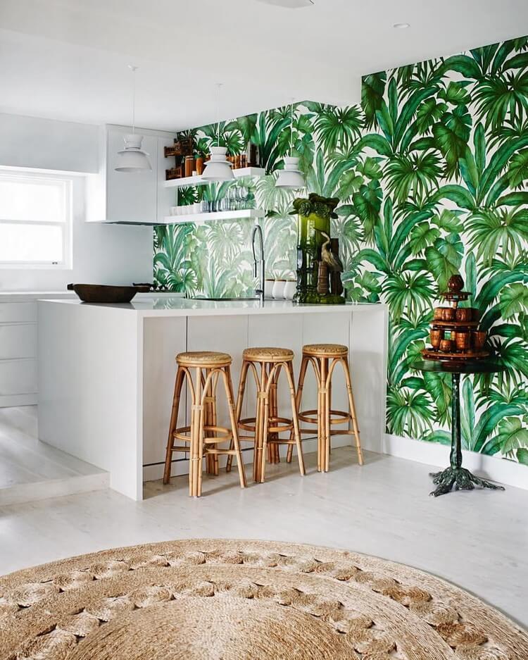 décoration cuisine blanche ambiance naturelle papier peint tendance feuilles de palmier