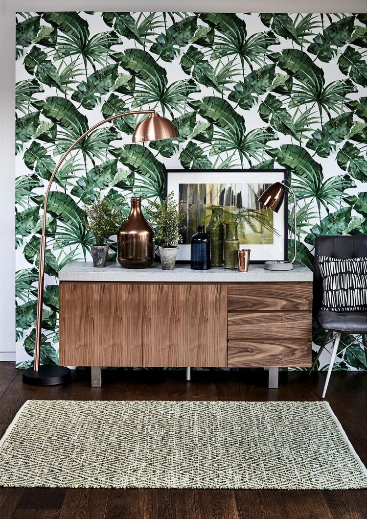 décoration salon moderne commode en bois touches de laiton papier peint imprimé tropical