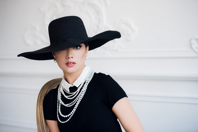 elegante femme chapeau