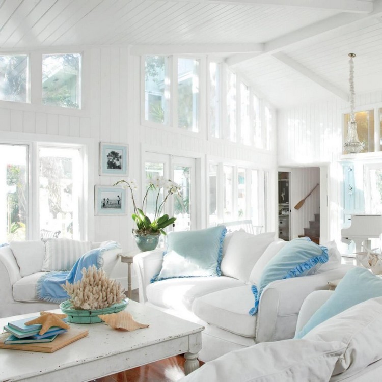 idées décoration maison bord de mer couleurs bleu et blanc espace ouvert et illuminé