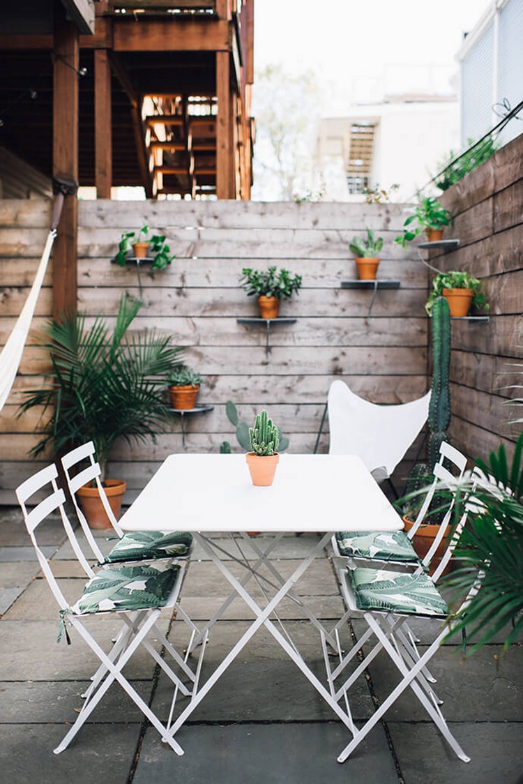 imprimé tropical sur chaises déco jardin aménagement extérieur clôture bois plantes