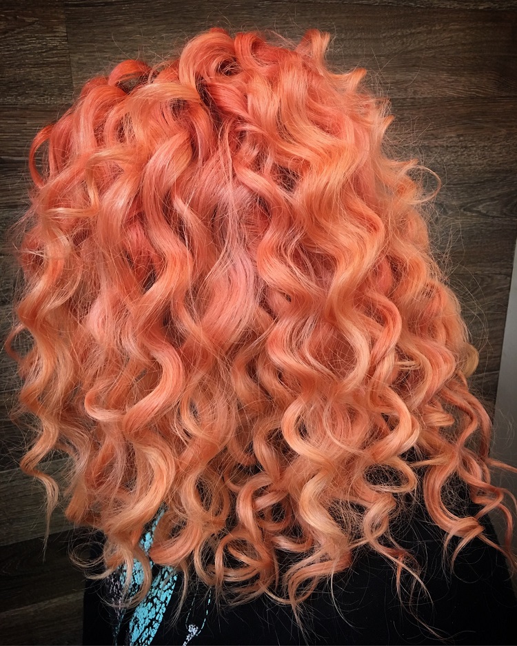 peach cobbler hair tendance coloration été 2020 cheveux tourte aux pêches sur cheveux longs ondulés must do capillaire