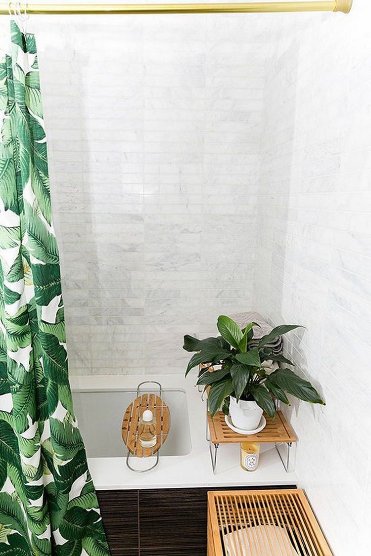 rideau de douche imprimé feuillage tropical salle de bain blanche plante d'intérieur