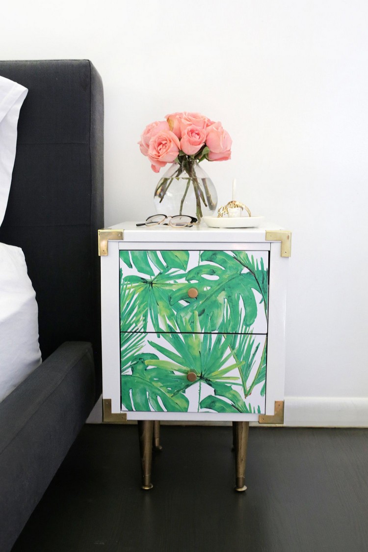table de nuit imprimé feuillage tropical vases de roses touche exotique dans la chambre à coucher