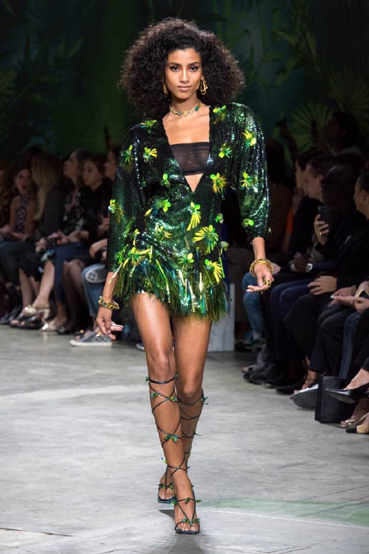 versace tendances mode 2020 défilé printemps été imprimé jungle motifs tropicaux