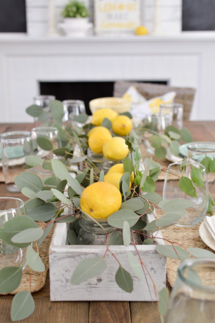 branches d'eucalyptus récipient en béton citrons decoration de table