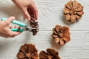 brico avec pomme de pin facile adulte et enfant déco diy estivale tableau fleurs pommes de pin