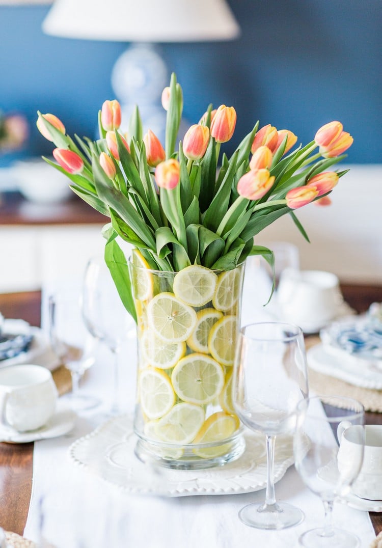 centre de table anniversaire tulipes et citrons idée élégante