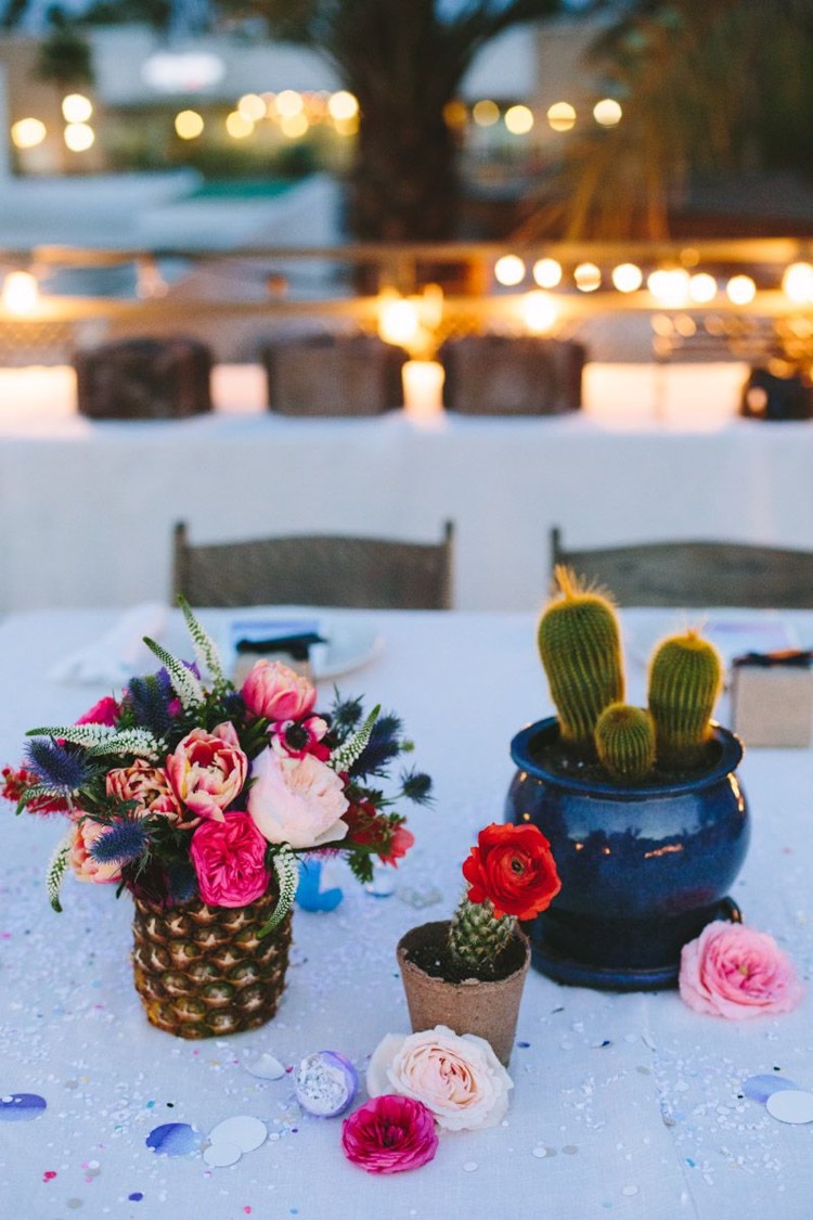 centre de table floral romantique vase ananas composition pivoines chardons bleus