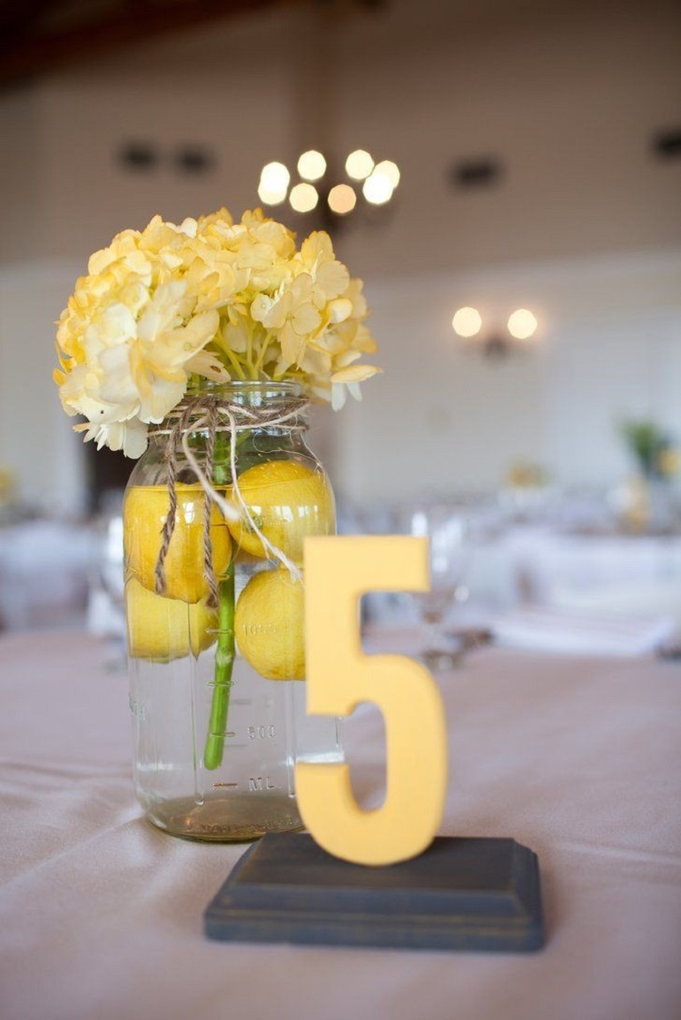 centre de table mariage avec citrons entiers fleurs idée minimaliste touche rustique