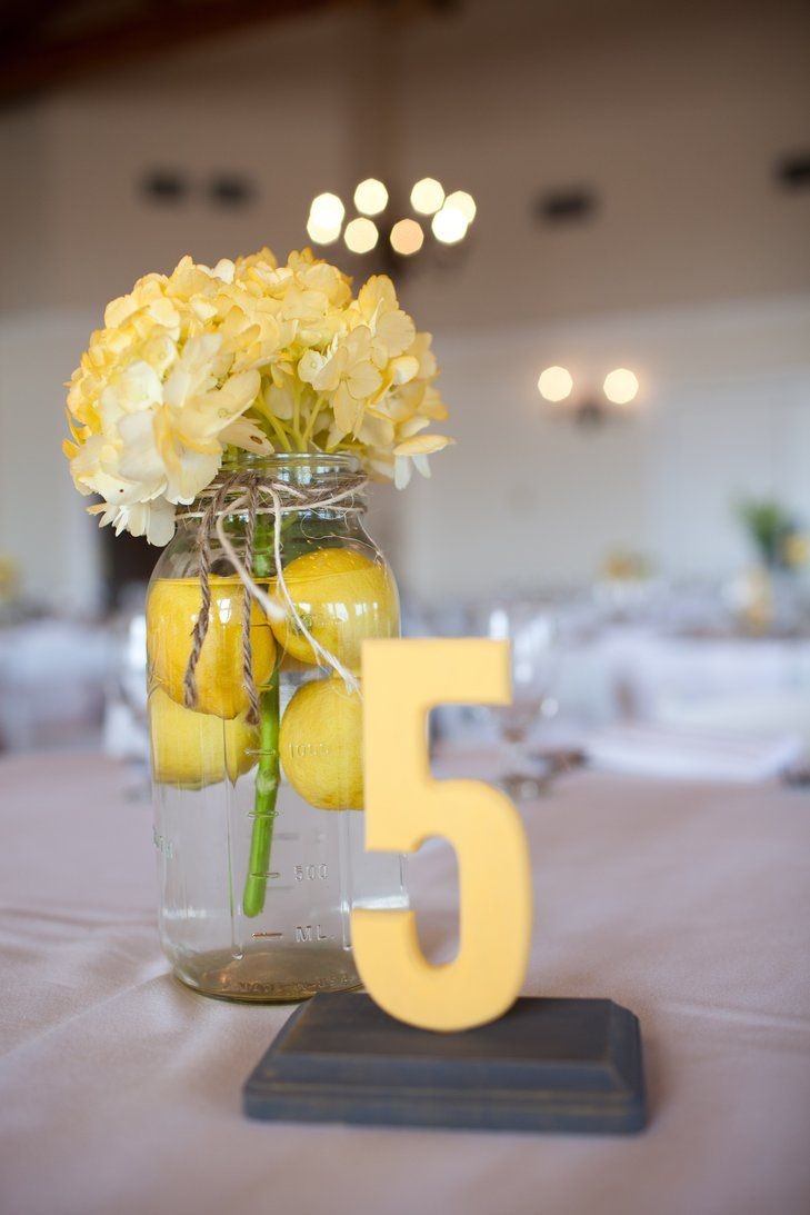 centre de table mariage avec citrons entiers fleurs idée minimaliste