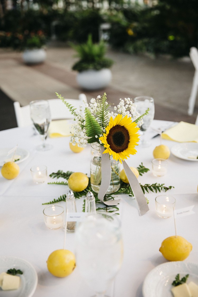 citrons dispersés sur la table déco mariage fleur de tournesol