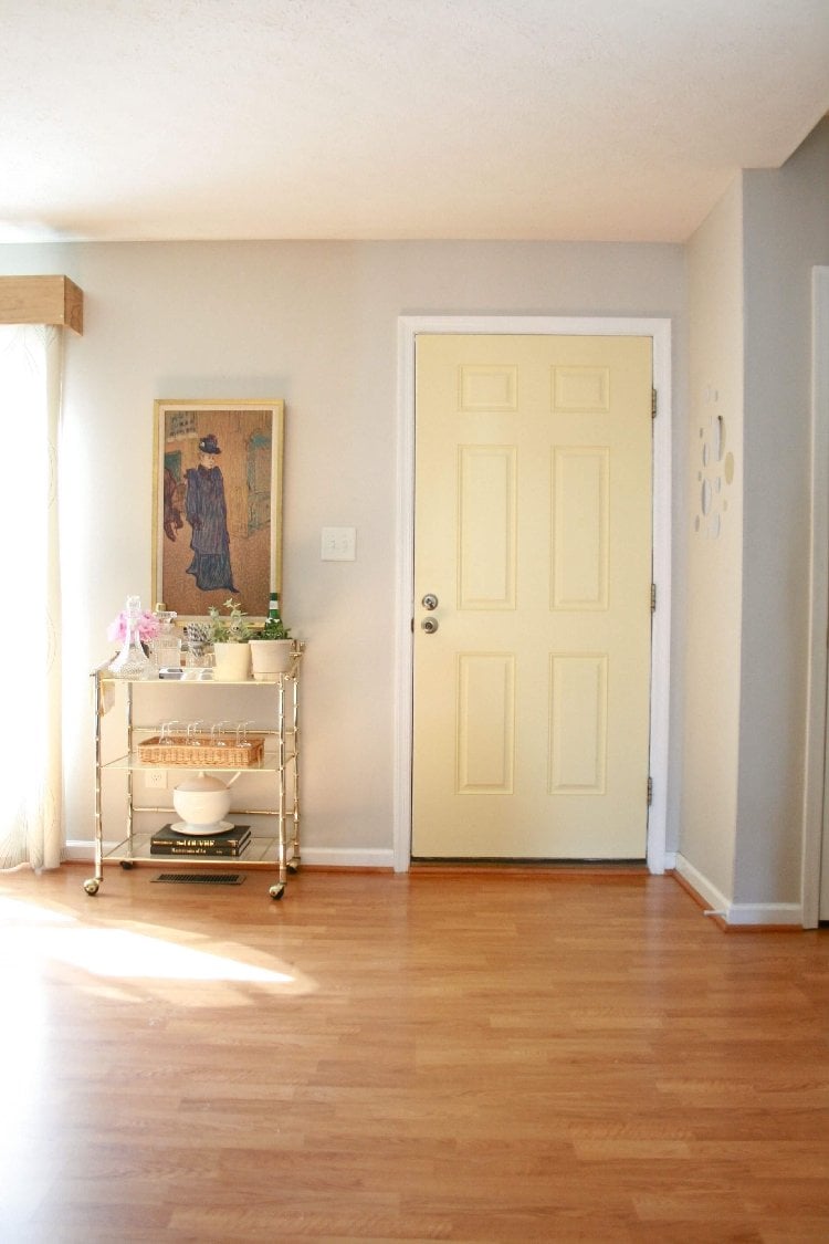 comment décorer porte et encadrement jaune pâle porte