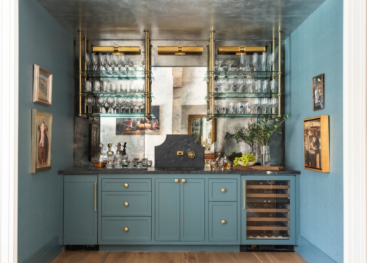 cuisine bleu pastel crédence effet miroir plan de travail marbre noir