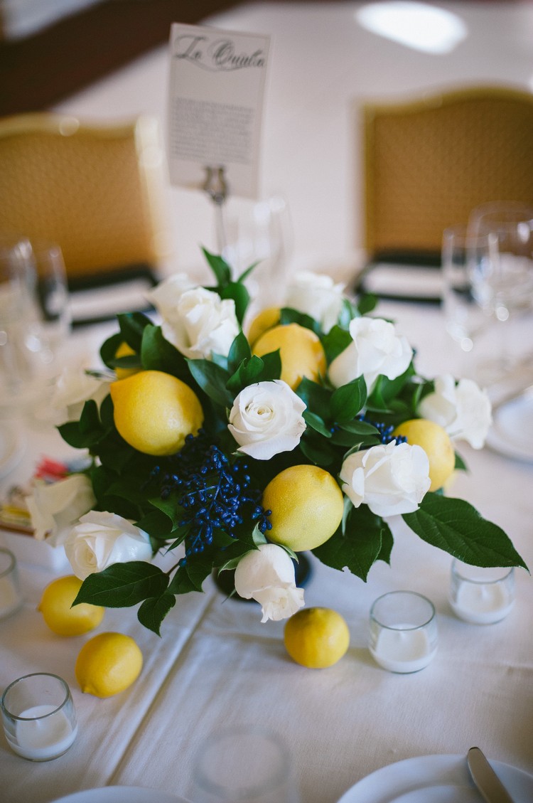 idees decoration table mariage avec citrons roses blanches