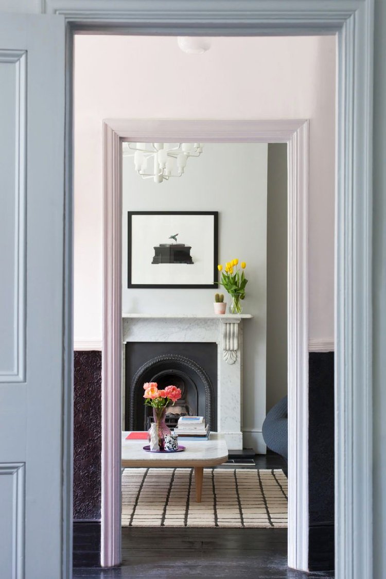idée déco peinture porte et encadrement deux portes rose bleu pâle