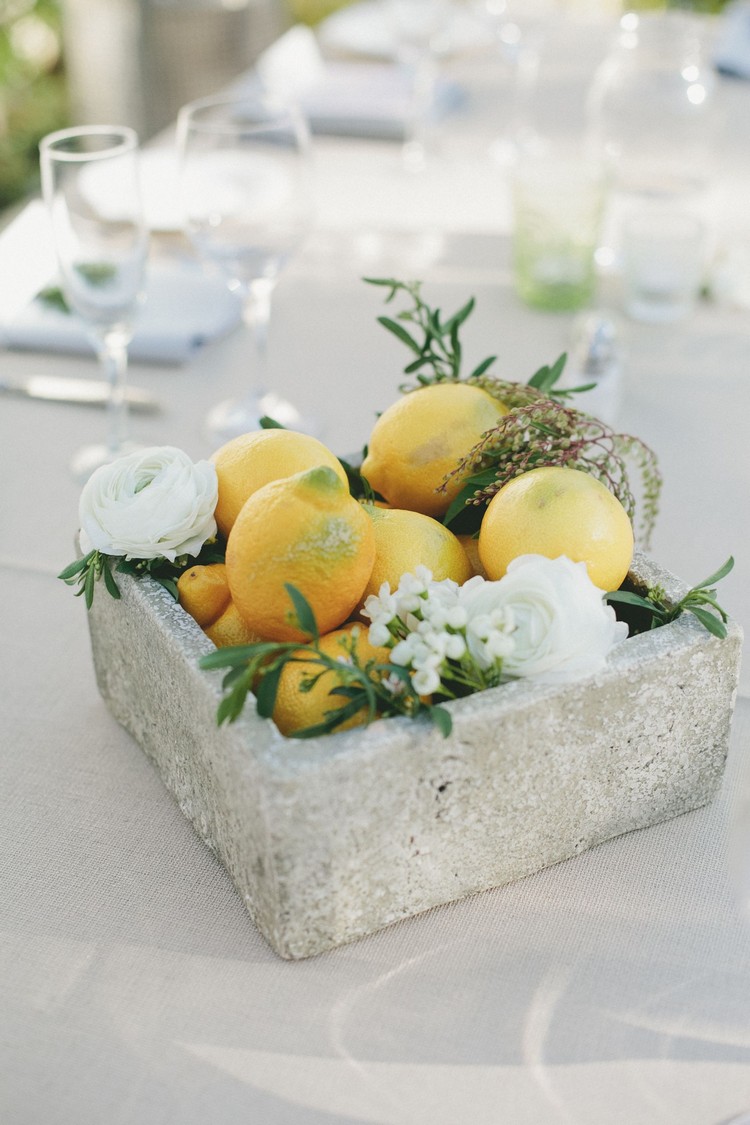 idée simple élégante déco table mariage citrons roses blanches végétation récipient en béton