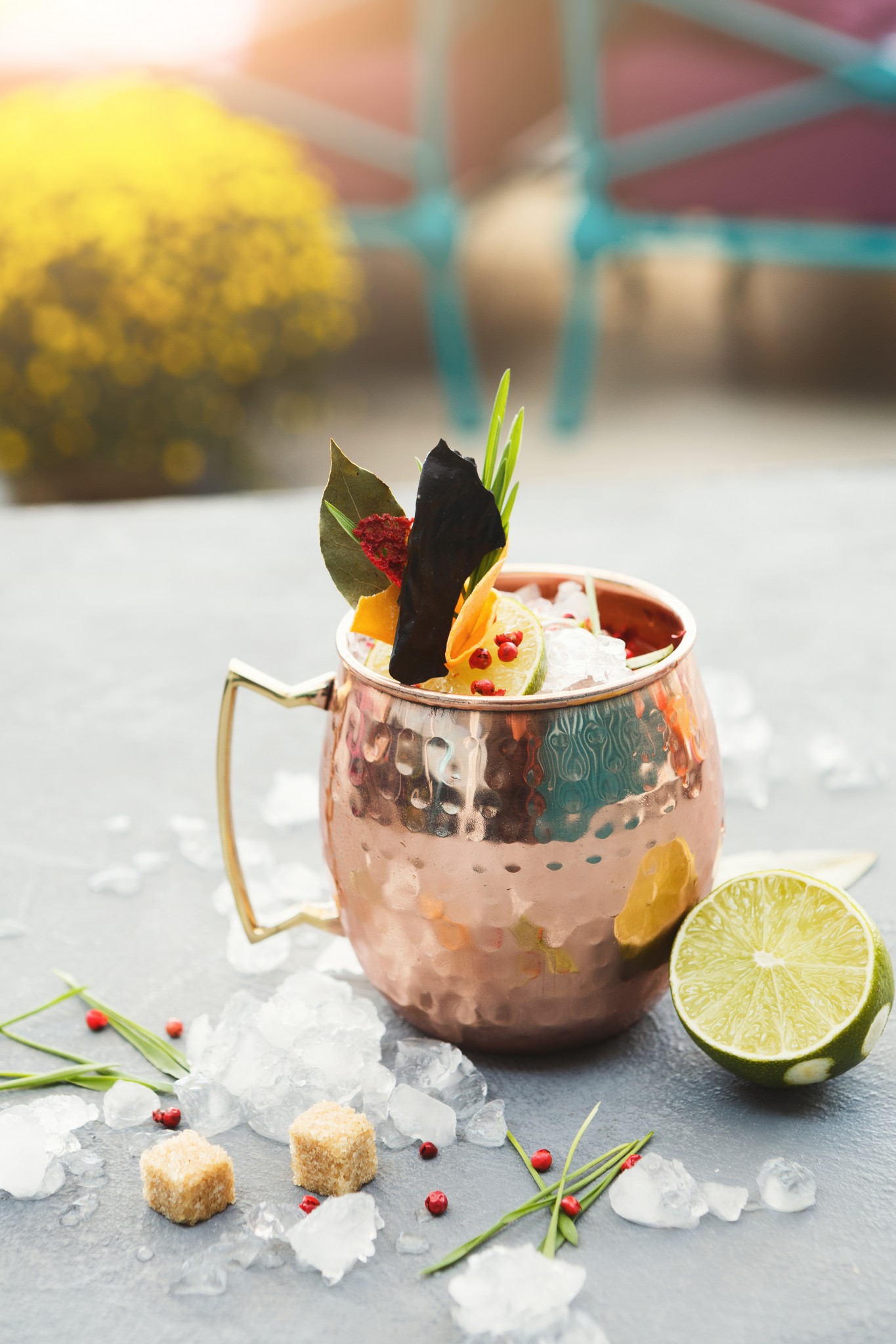 idées cocktails avec ginger beer moscow mule avec bière de gingembre dans un mug en cuivre