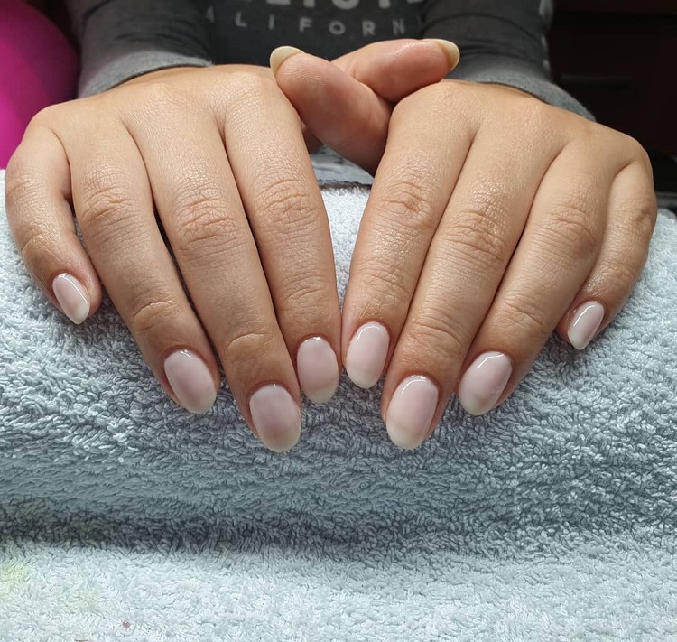manucure ongles amande tendance milky nails facile à realiser chez soi
