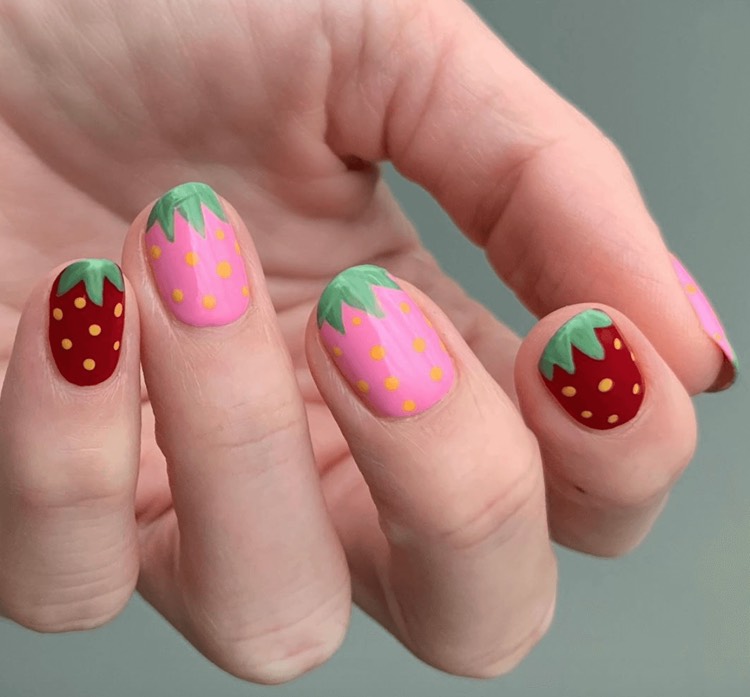 manucure ongles courts nail art fraises