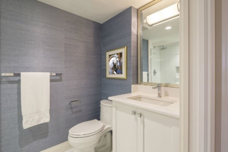papier peint amovible salle de bain épurée