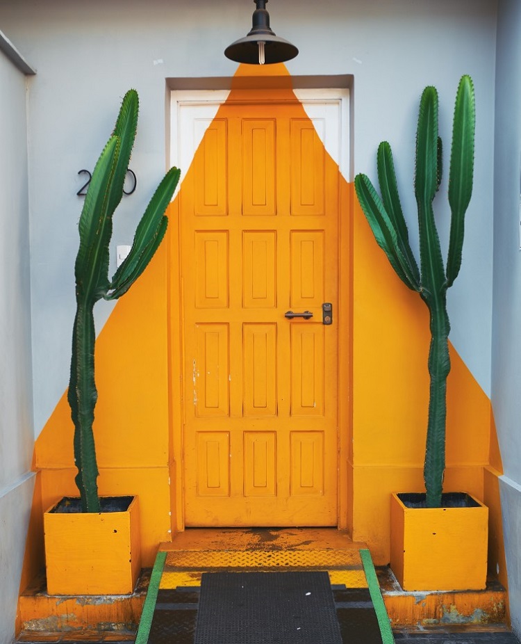 peindre une porte d'entrée en bois geometrique orange triangle contemporain