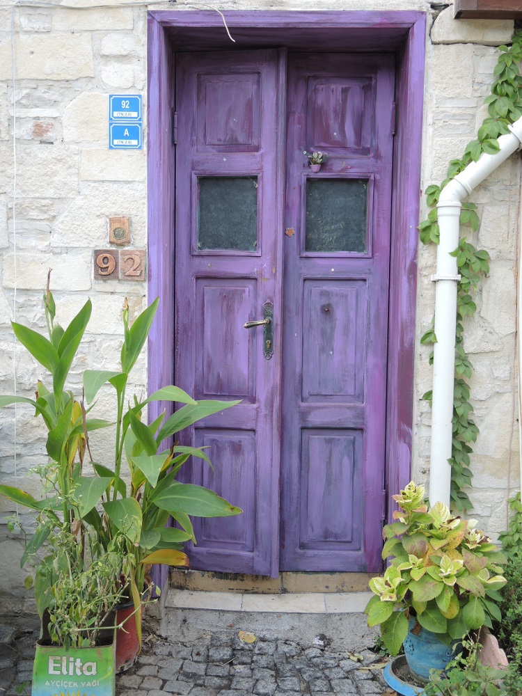 purple door violet lavande porte entrée ancienne