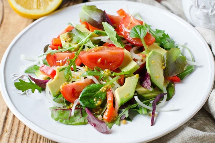 salade saine synergique avocado tomatoes