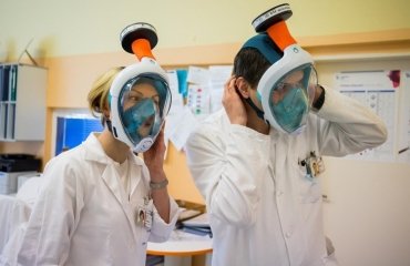 soignants avec masques de plongée Decathlon protection contre le coronavirus