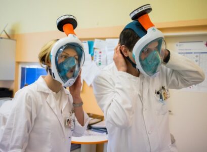 soignants avec masques de plongée Decathlon protection contre le coronavirus