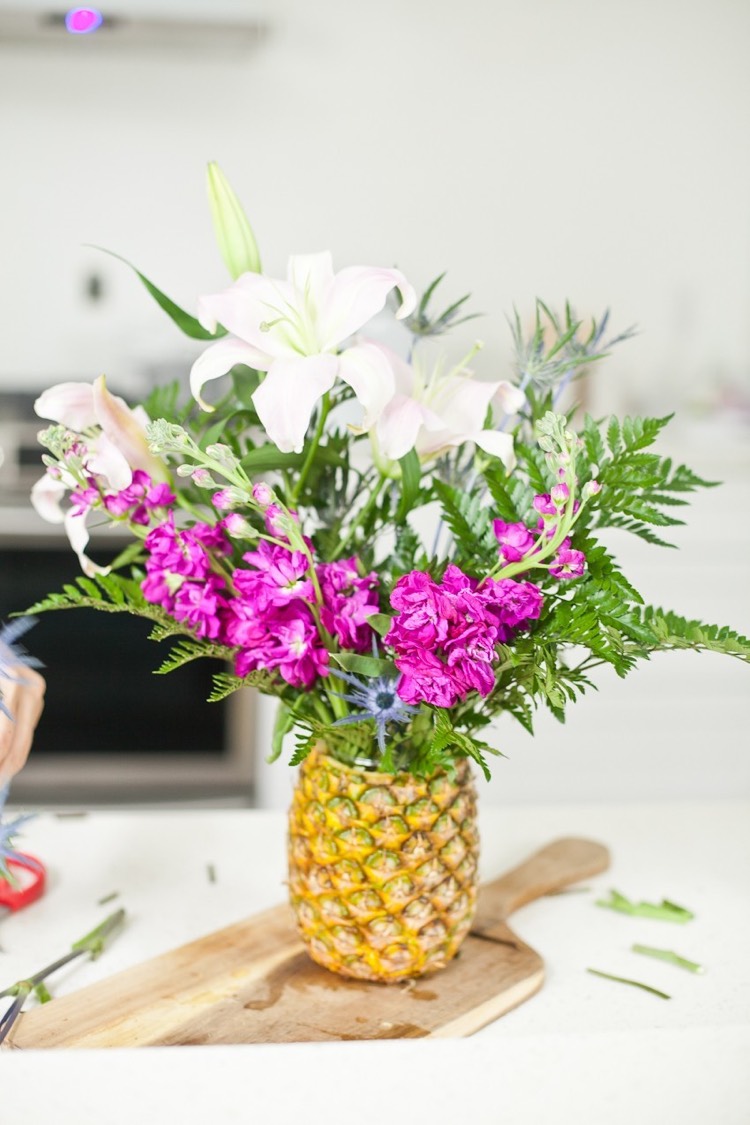 vase ananas DIY composition florale deco tropicale