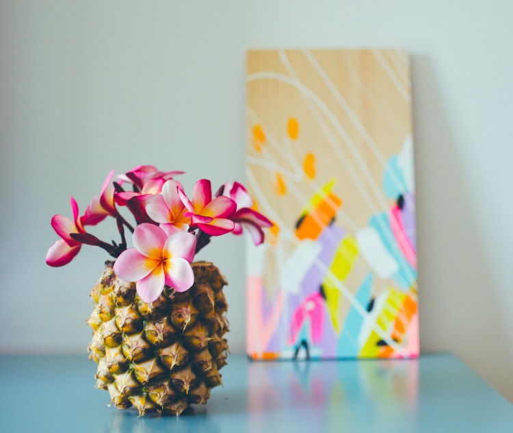 vase ananas avec fleur de plumeria idee deco tropicale diy