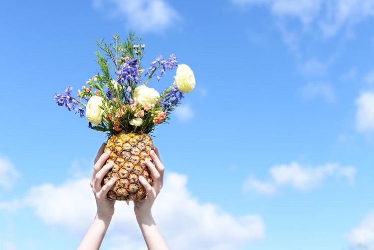 vase ananas à faire soi meme jolie composition florale renoncules