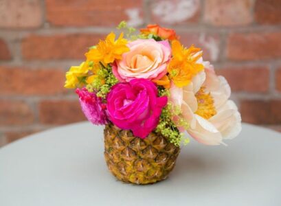 vase ananas bouquet roses