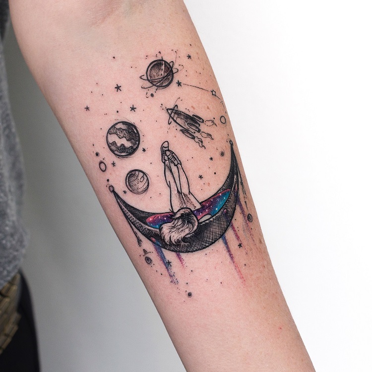 Graphic Cosmic Arm Tattoo bras fille galaxie spaceship tatouage spatial