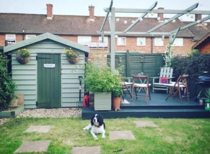 abri de jardin en bois avec terrasse pergola petit coin repas plein air