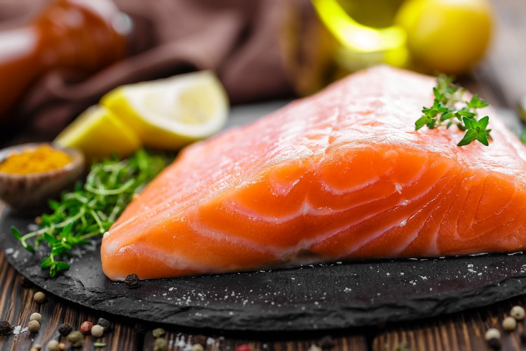 aliments pour rester jeune poisson gras saumon alimentation santé