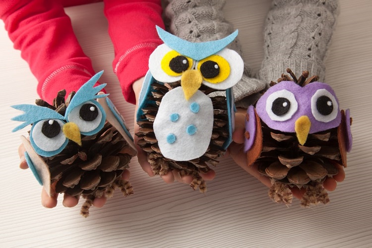 animaux pommes de pin bricolage hibou pomme de pin enfants idées diy loisirs créatifs grandes vacances