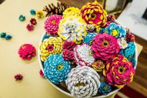bricolage de fleurs artificielles diy deco avec des pommes de pin pour lété