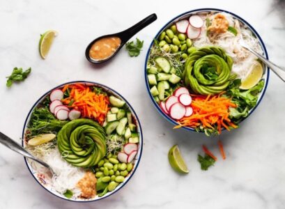 buddha bowl legumes nouilles riz rose avocat