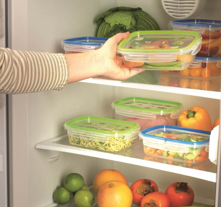 conservation des aliments conteneurs en plastique dans le frigo